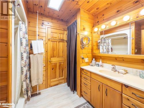 main floor bathroom - 1078A Lake Joseph Road, Seguin, ON - Indoor Photo Showing Bathroom