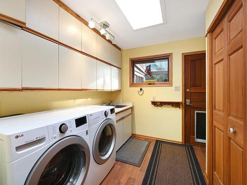 6537 Walker Frontage Rd, Fanny Bay, BC - Indoor Photo Showing Laundry Room
