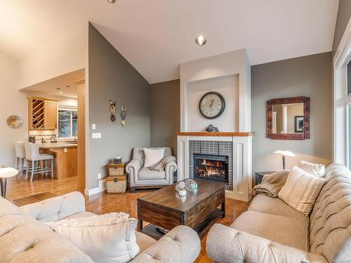 477 Nottingham Dr, Nanaimo, BC - Indoor Photo Showing Living Room With Fireplace