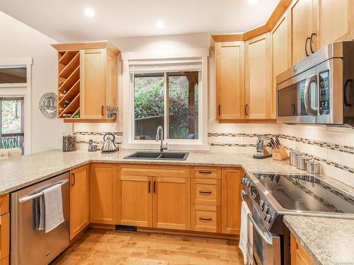 477 Nottingham Dr, Nanaimo, BC - Indoor Photo Showing Kitchen With Stainless Steel Kitchen With Double Sink