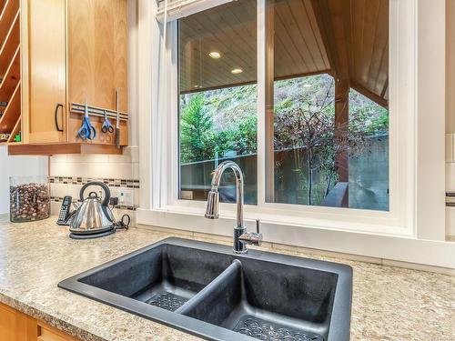 477 Nottingham Dr, Nanaimo, BC - Indoor Photo Showing Kitchen With Double Sink