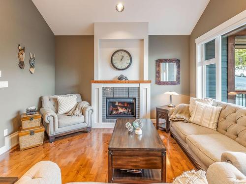 477 Nottingham Dr, Nanaimo, BC - Indoor Photo Showing Living Room With Fireplace
