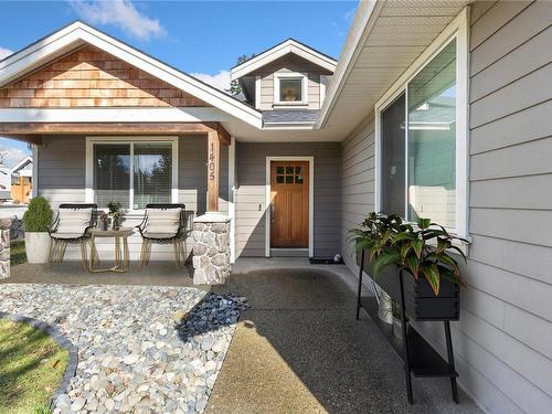1405 Fairfield Rd, Cobble Hill, BC - Outdoor With Deck Patio Veranda