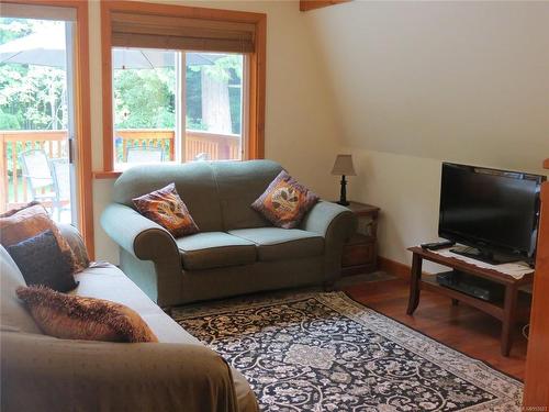 952 Woodcreek Pl, North Saanich, BC - Indoor Photo Showing Living Room
