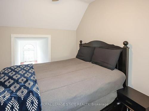 104 Main St E, Grimsby, ON - Indoor Photo Showing Bedroom