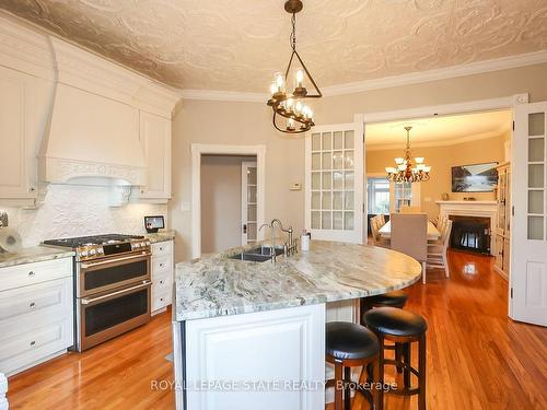 104 Main St E, Grimsby, ON - Indoor Photo Showing Kitchen With Double Sink With Upgraded Kitchen