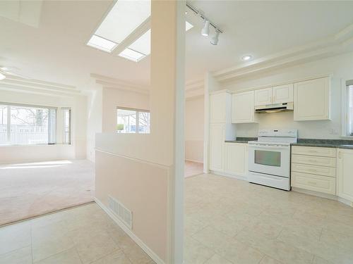 5883 Primrose Dr, Nanaimo, BC - Indoor Photo Showing Kitchen