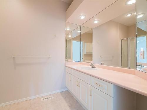 5883 Primrose Dr, Nanaimo, BC - Indoor Photo Showing Bathroom
