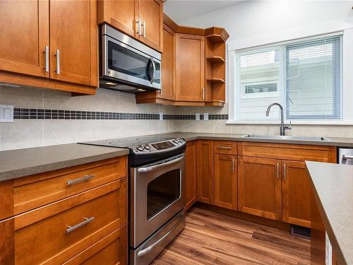 7-700 Lancaster Way, Comox, BC - Indoor Photo Showing Kitchen With Double Sink