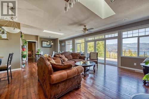 2127 Pleasant Dale Road W, Blind Bay, BC - Indoor Photo Showing Living Room