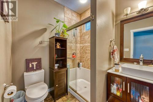 2127 Pleasant Dale Road W, Blind Bay, BC - Indoor Photo Showing Bathroom