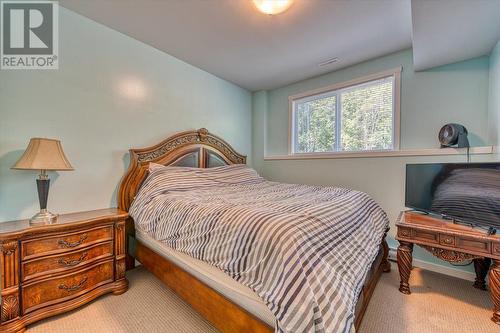 2127 Pleasant Dale Road W, Blind Bay, BC - Indoor Photo Showing Bedroom