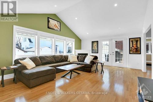 634 Kirkwood Avenue, Ottawa, ON - Indoor Photo Showing Living Room