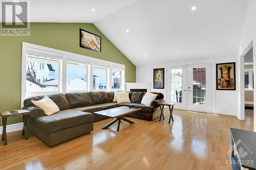 634 Kirkwood Avenue, Ottawa, ON - Indoor Photo Showing Living Room