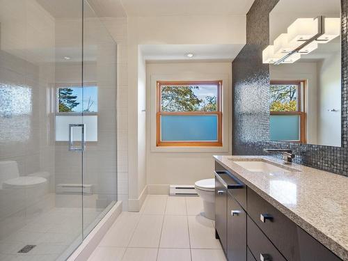 155 Willow Way, Comox, BC - Indoor Photo Showing Bathroom