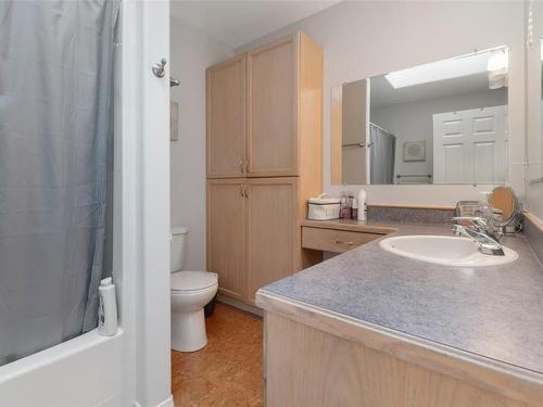 101-292 Douglas Avenue, Penticton, BC - Indoor Photo Showing Bathroom