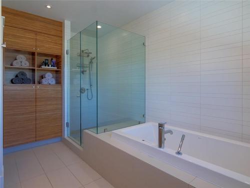 2462 Evergreen Drive, Penticton, BC - Indoor Photo Showing Bathroom