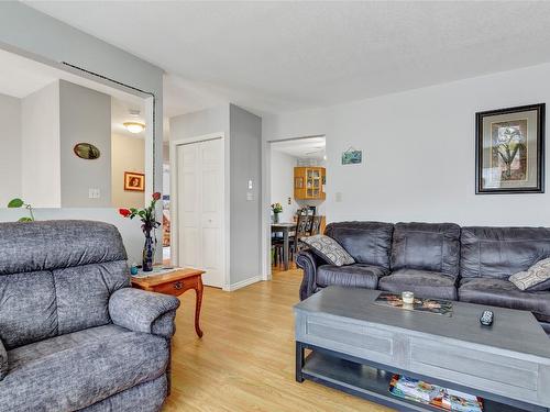 1412 12 Street, Vernon, BC - Indoor Photo Showing Living Room