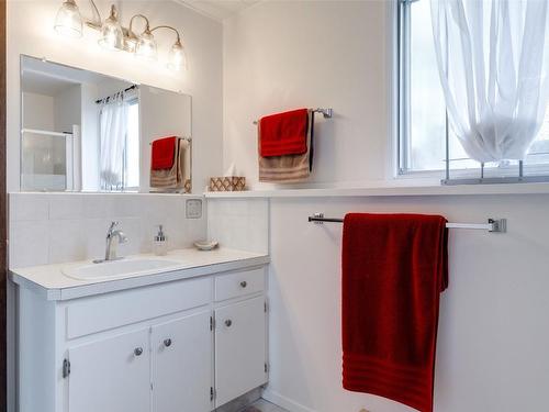 2720 Benedick Road, West Kelowna, BC - Indoor Photo Showing Bathroom