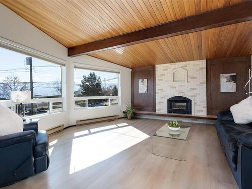 2720 Benedick Road, West Kelowna, BC - Indoor Photo Showing Living Room With Fireplace