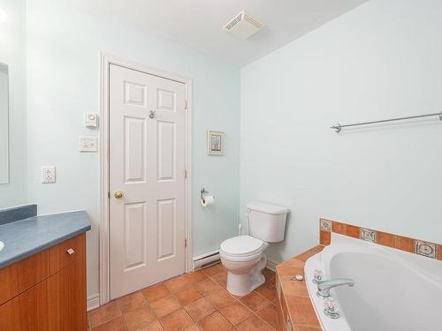 Bathroom - 2-96 Crois. Elgin, Beaconsfield, QC 
