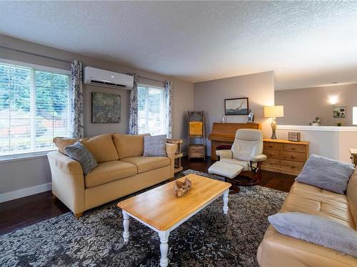 817 Bucktail Rd, Mill Bay, BC - Indoor Photo Showing Living Room
