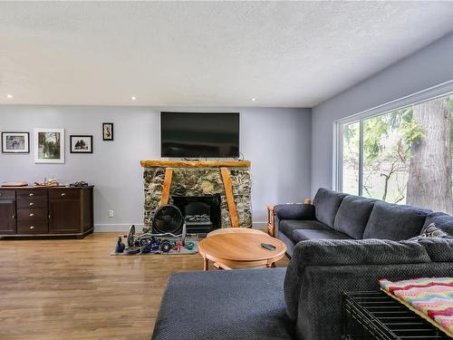 4840 Wilson Rd, Duncan, BC - Indoor Photo Showing Living Room With Fireplace