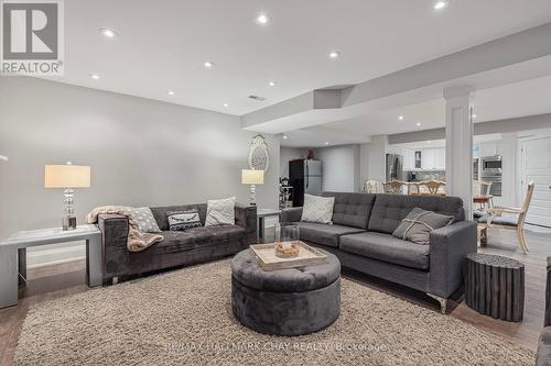 942 Comfort Lane, Newmarket, ON - Indoor Photo Showing Living Room