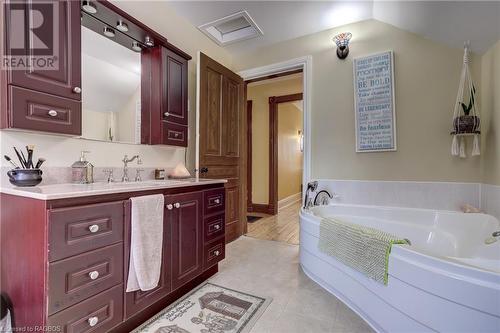 39 Queen Street, Markdale, ON - Indoor Photo Showing Bathroom