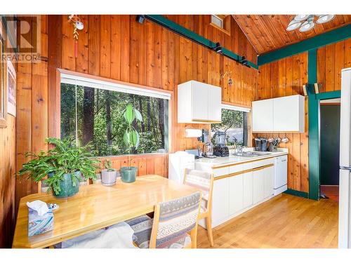 9736 Cameron Road, Vernon, BC - Indoor Photo Showing Kitchen