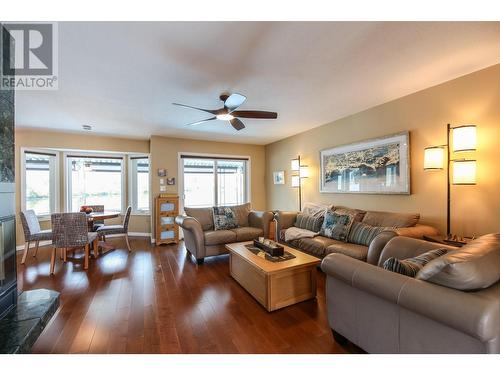32 Bayview Crescent, Osoyoos, BC - Indoor Photo Showing Living Room