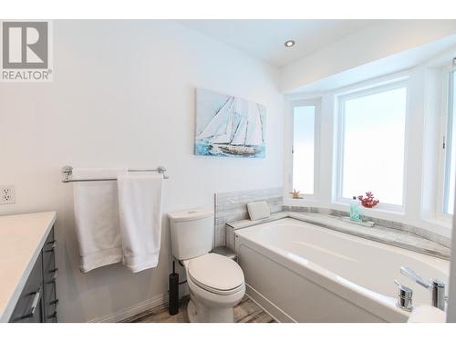 32 Bayview Crescent, Osoyoos, BC - Indoor Photo Showing Bathroom