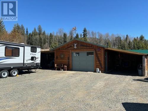 7527 Mccarthy Road, Bridge Lake, BC - Indoor Photo Showing Kitchen With Upgraded Kitchen