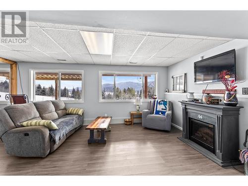7527 Mccarthy Road, Bridge Lake, BC - Indoor Photo Showing Living Room