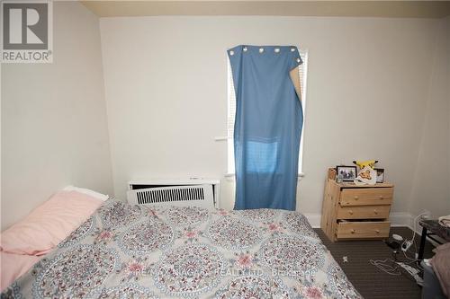 5624 Temperance Ave, Niagara Falls, ON - Indoor Photo Showing Bedroom