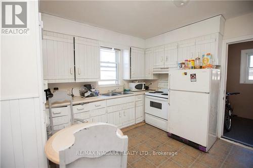5624 Temperance Ave, Niagara Falls, ON - Indoor Photo Showing Kitchen With Double Sink