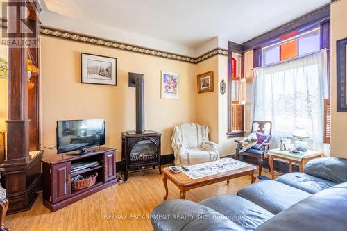 962 10Th Concession Road W, Hamilton, ON - Indoor Photo Showing Living Room