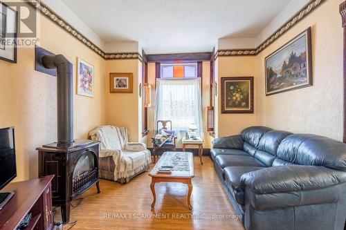 962 10Th Concession Road W, Hamilton, ON - Indoor Photo Showing Living Room