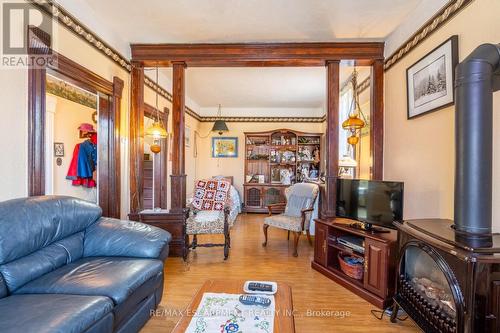 962 10Th Concession Road W, Hamilton, ON - Indoor Photo Showing Living Room