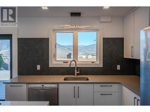 126 Dartmouth Place, Penticton, BC - Indoor Photo Showing Kitchen