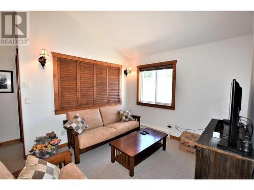 121 Deer Street, Vernon, BC - Indoor Photo Showing Living Room