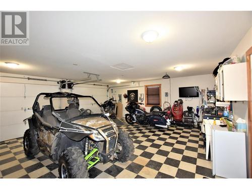 121 Deer Street, Vernon, BC - Indoor Photo Showing Garage