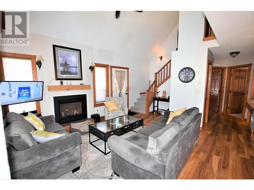 121 Deer Street, Vernon, BC - Indoor Photo Showing Living Room With Fireplace