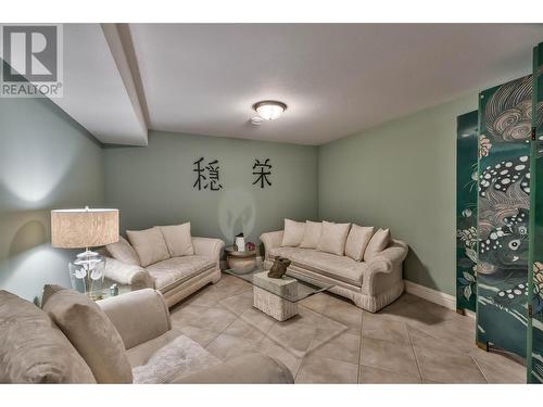 10569 Okanagan Centre Road W, Lake Country, BC - Indoor Photo Showing Living Room