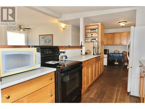 675 Green Lake Road, Oliver, BC - Indoor Photo Showing Kitchen