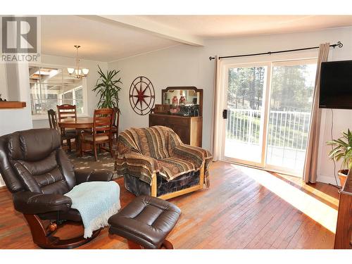 675 Green Lake Road, Oliver, BC - Indoor Photo Showing Living Room