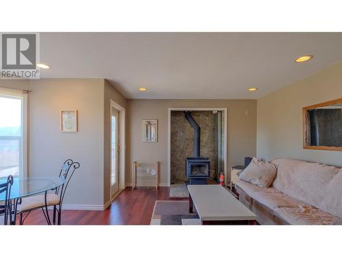 2075 Amundsen Road, Lake Country, BC - Indoor With Fireplace