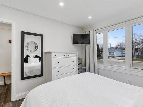 139 East 44Th Street, Hamilton, ON - Indoor Photo Showing Bedroom