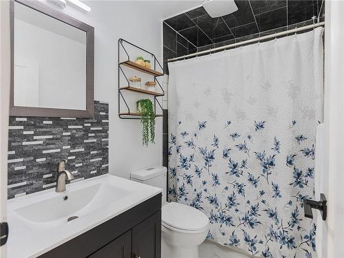 139 East 44Th Street, Hamilton, ON - Indoor Photo Showing Bathroom