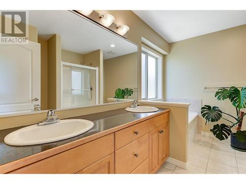 510 South Crest Drive, Kelowna, BC - Indoor Photo Showing Bathroom